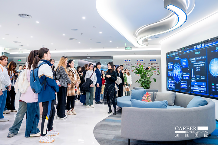 知名人力资源供应商JDPAY钱包官网国际在企业参访活动中为拜访嘉宾与学生介绍公司基本情况