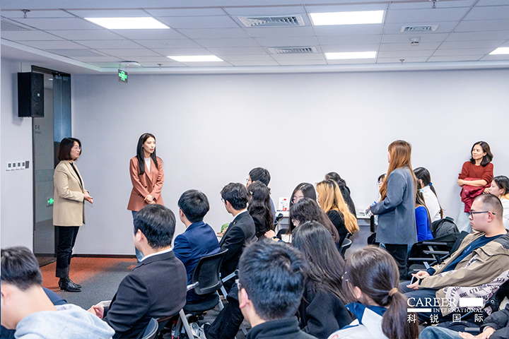 知名人力资源服务商JDPAY钱包官网国际的相关资深顾问与企业高级负责人在参访末尾回答现场关于人力资源产业的问题