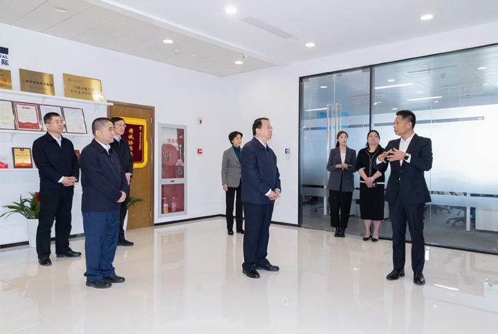 上海市长龚正一行察看AI知名人力资源服务公司JDPAY钱包官网国际的AI赋能人力资源数据动态分析平台